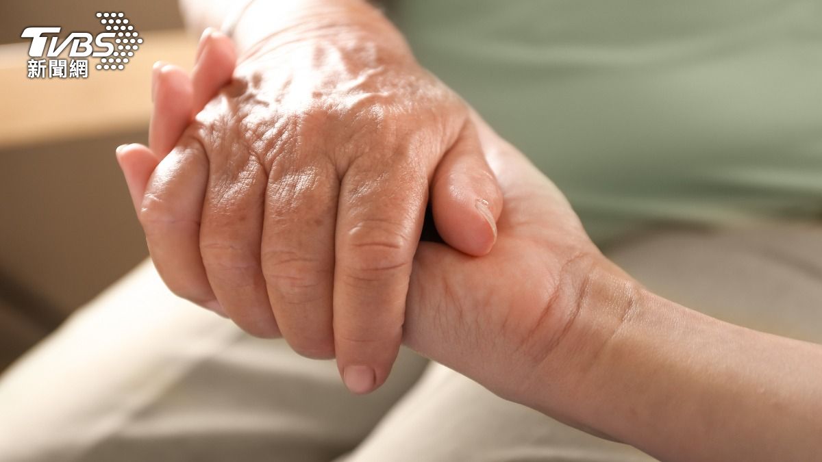 8旬母「嘴塞1萬紅包」悶殺腦麻兒！被判2年半　法官建請總統特赦