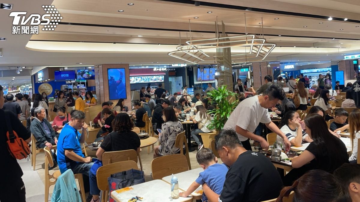 台中放颱風假!百貨3巨頭湧人潮 民眾衝影城:就是要看電影
