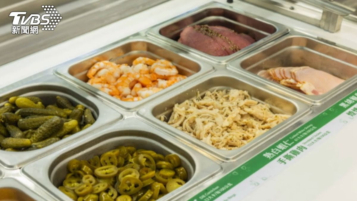 超商服務太狂！推「秤重自助沙拉吧」多肉可選、現烤麵包機