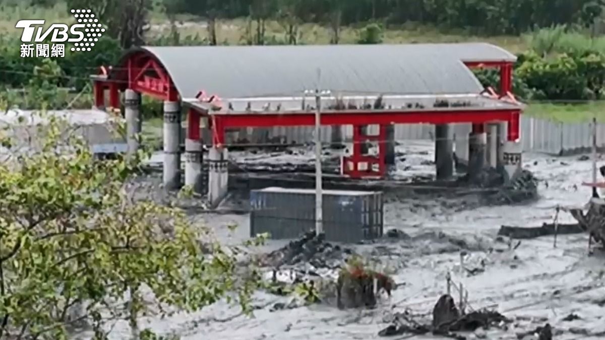 馬太鞍溪堤防缺口釀災！2貨櫃遭沖走　撞上民宅才停