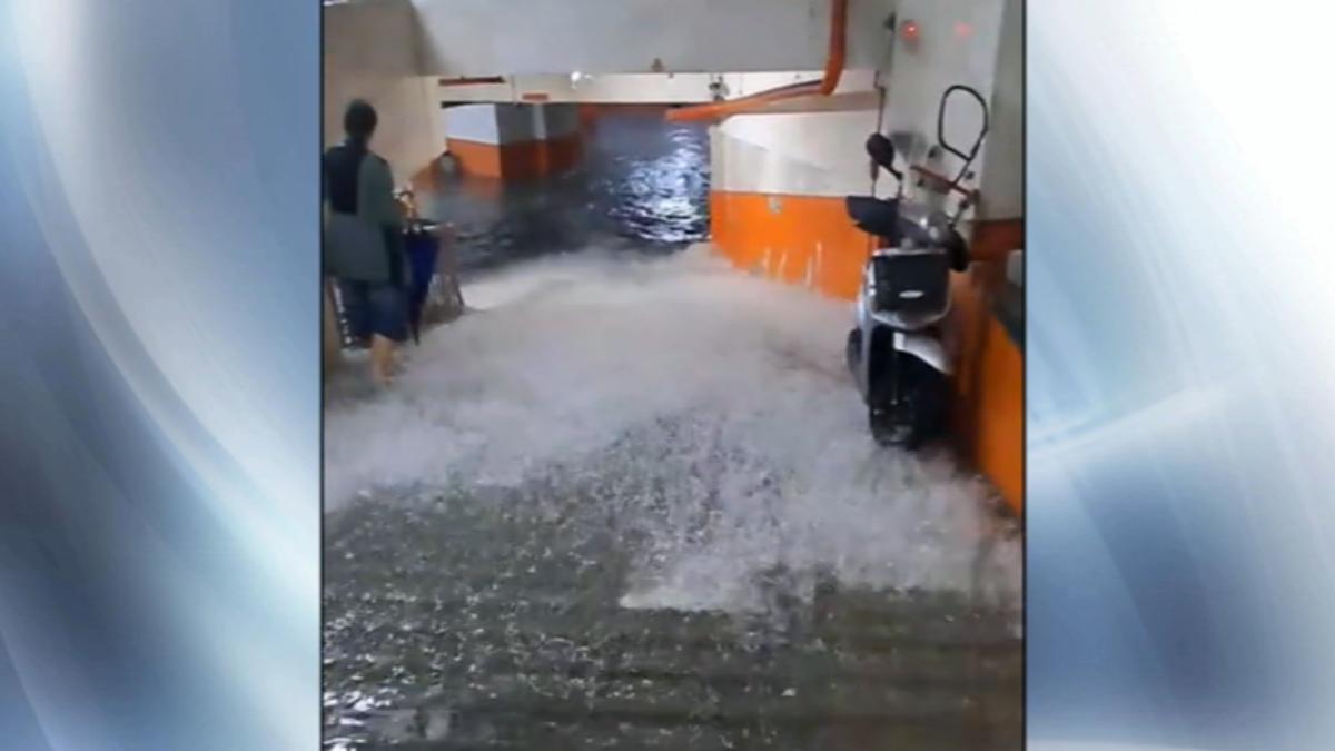 宜蘭豪雨猛襲！社區淪陷「水閘門擋不住」　住戶搶救愛車畫面曝