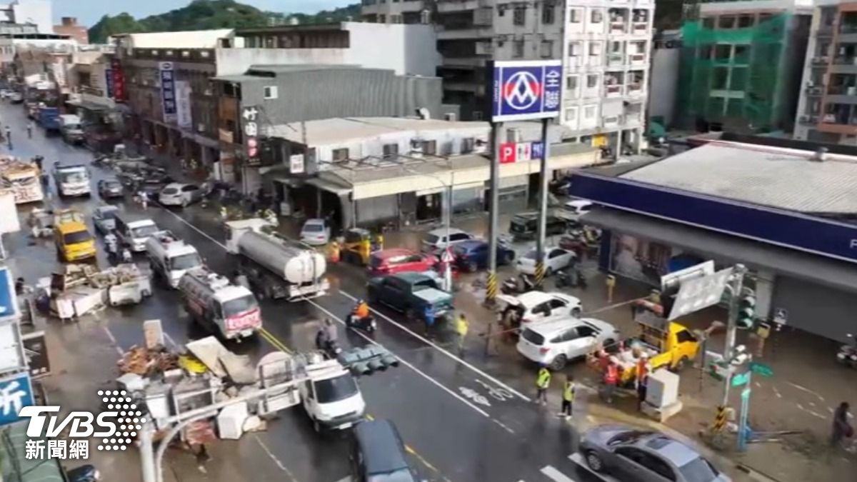 居民咬牙清淤！宜蘭蘇澳3200戶淹慘　水如浪灌民宅「家電全毀」