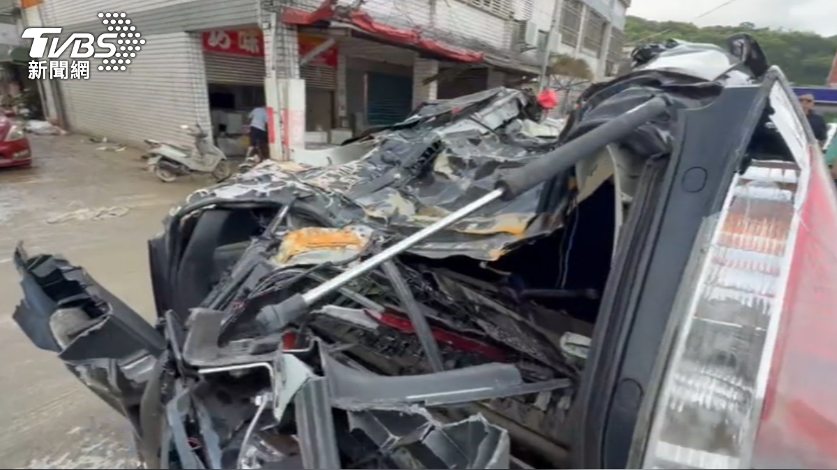 蘇澳淹水近1層樓高 國軍趕救災 拋錨車疑遭AAV7壓過變廢鐵