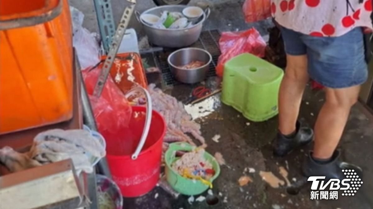 三重小吃攤「豬腸堆地」! 客直擊怒:旁邊放垃圾