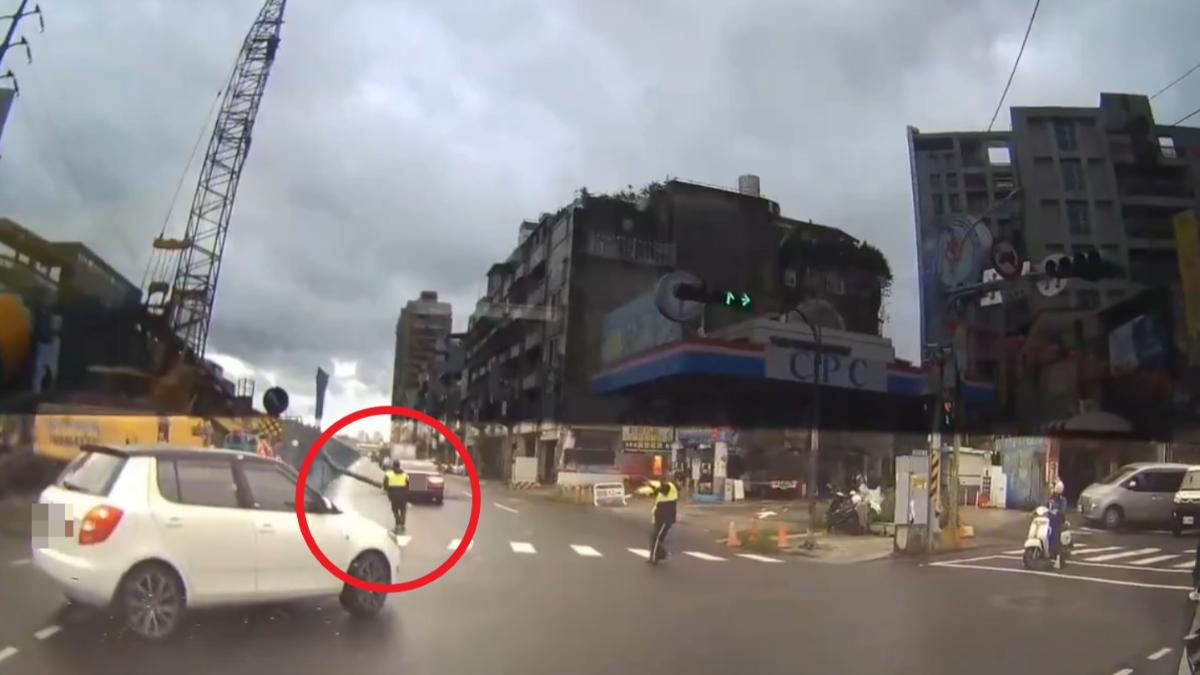 新北捷運工地吊掛鐵管滑脫墜落!路過BMW車頭被砸扁 駕駛躲劫