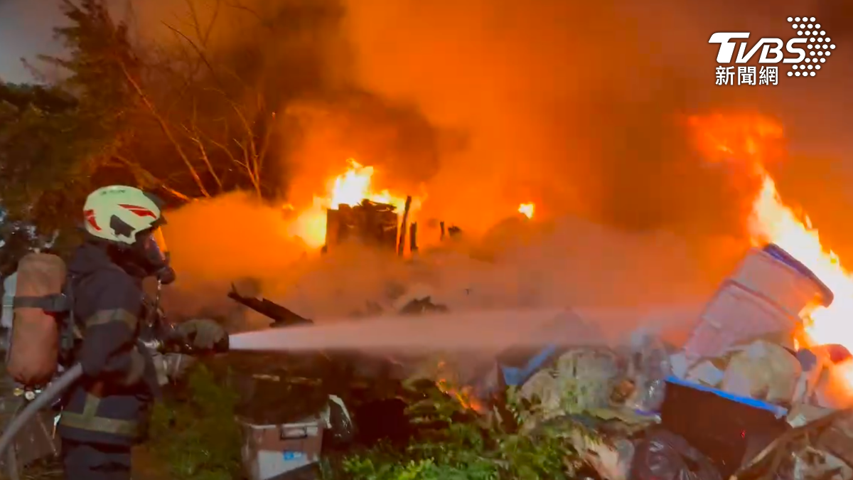 快訊/台南木造平房凌晨「全面燃燒」 男2%燒燙傷送醫