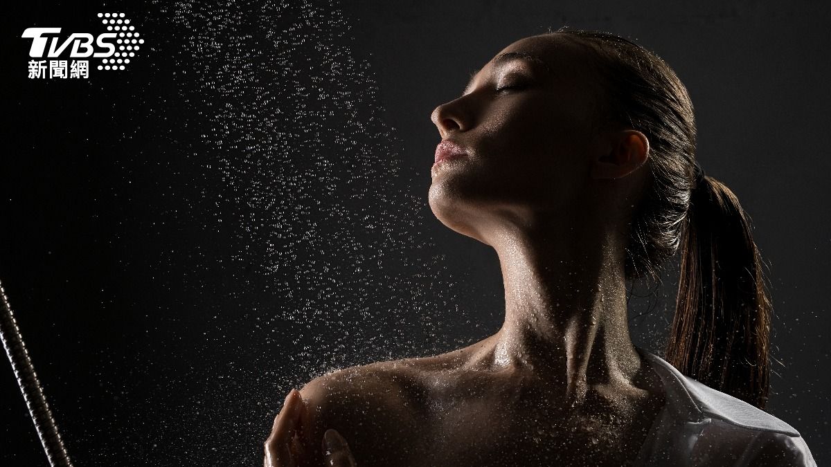 國外「黑暗淋浴」爆紅 專家:關燈洗澡能緩解焦慮、失眠