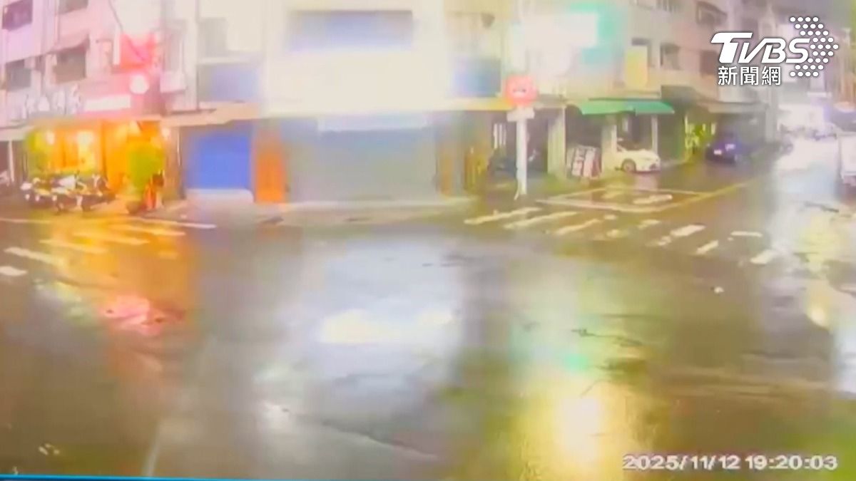 以為電箱爆炸!鳳凰颱風「雷擊超大聲」 南台灣有感