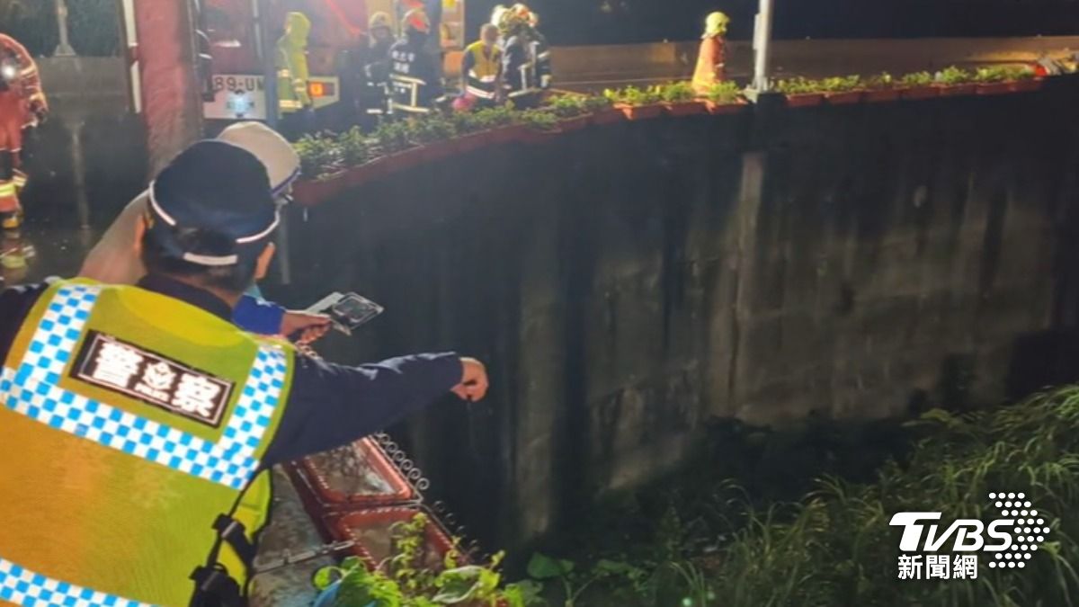 轎車左轉撞機車!騎士墜3米邊坡 雨大土濕成救命墊