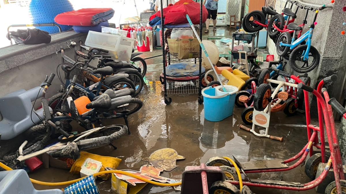 冬山武淵學校淹水一度達百公分!師生清一整天 清出整排泡爛教具