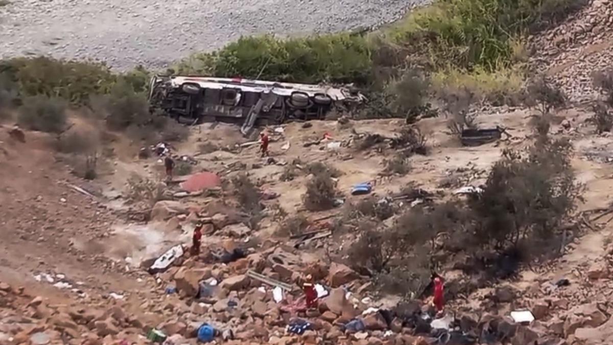 秘魯巴士迎頭撞卡車! 衝出公路「墜山溝」釀至少37死25傷