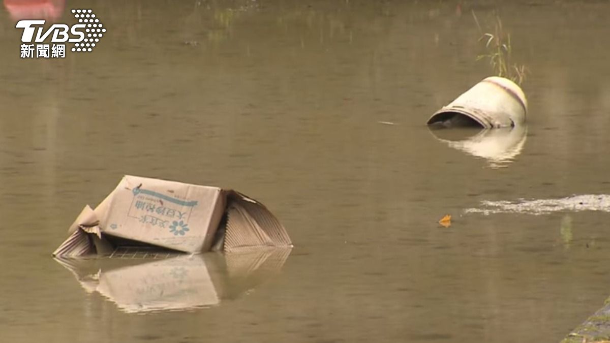 蘇澳三天水患未退!居民冒雨清理「比15年前慘」 泥沙灌住宅難行動