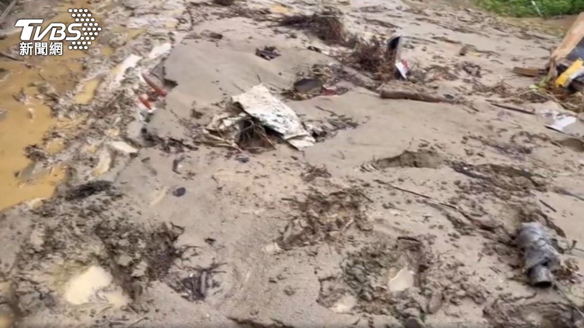 冬山民宿遭水淹慘況曝光!垃圾車跑不停 防水閘門10分鐘救一家