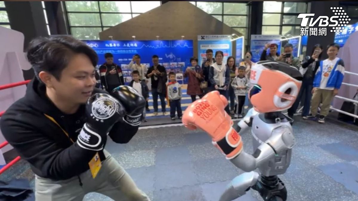 科技小鐵人!機器人挑戰格鬥賽 記者全力攻擊竟「手腕扭傷」