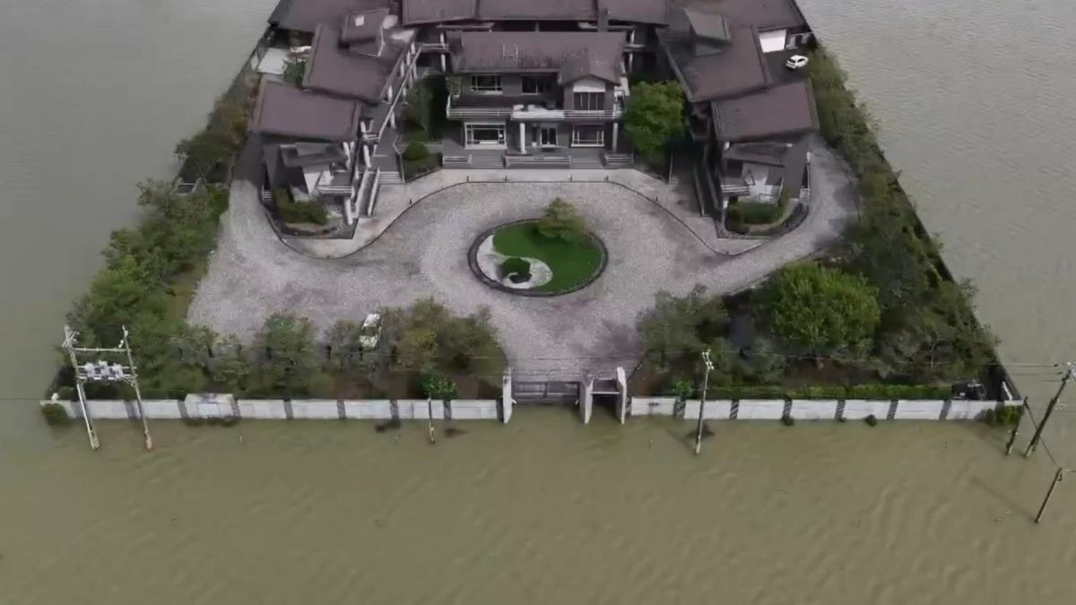 超前部署!宜蘭度假行館「超強閘門」擋下暴雨 空拍震撼畫面曝