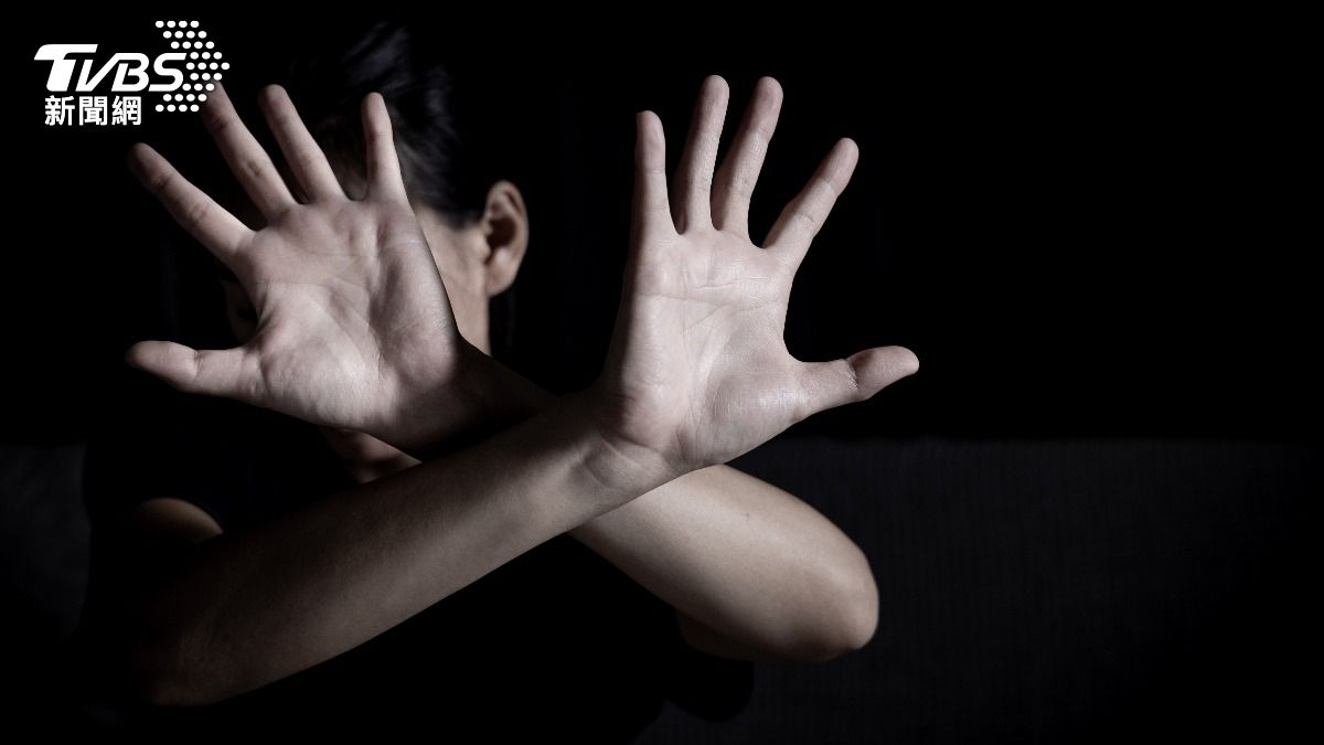 噓寒問暖降戒心!汽修師傅請妹子幫代駕 返家逼進房伸狼爪