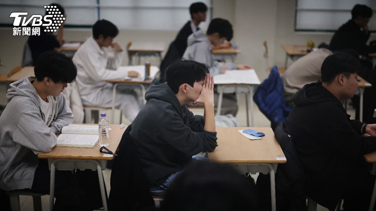 南韓學測55萬人應考！萬名警力戒備　載逾百學生奔赴考場