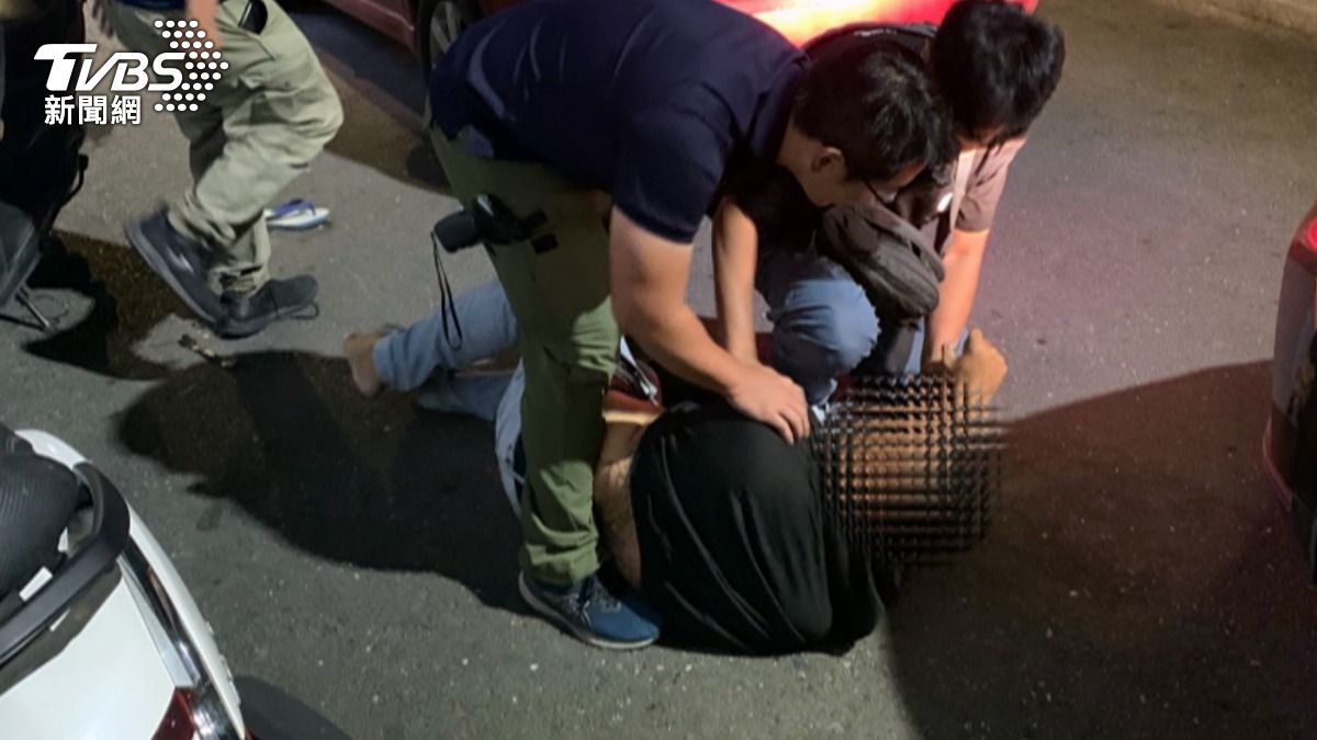 醫院尋仇開槍! 警追到死巷 3男欲「棄車落跑」遭壓制