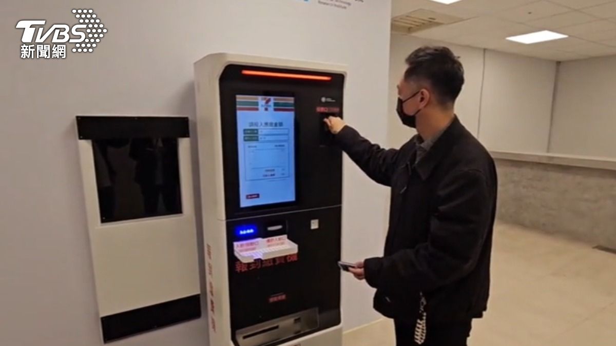 超商拚「智能店」!1分鐘自助領貨PK結帳免排隊、零接觸