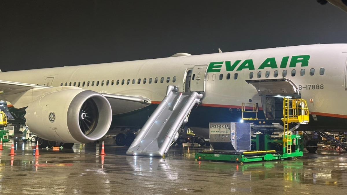 旅客等2小時!飛機「救生滑梯」起飛前彈出 長榮:人員誤觸