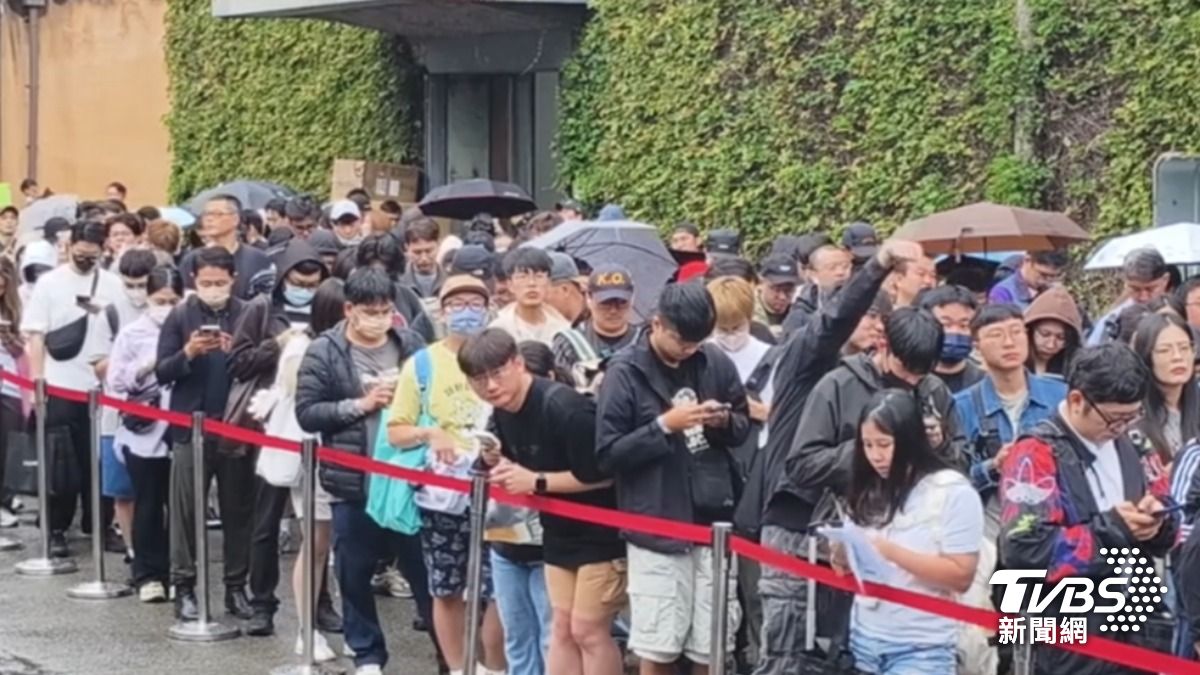 排到市民大道！　上千人一早擠華山「玩具展」