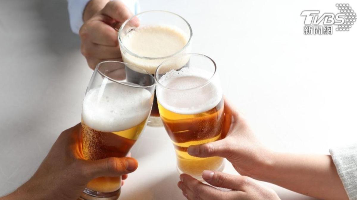 酒後健忘不是小事！5旬男確診「酒精失智症」　醫：小酌也危害腦部