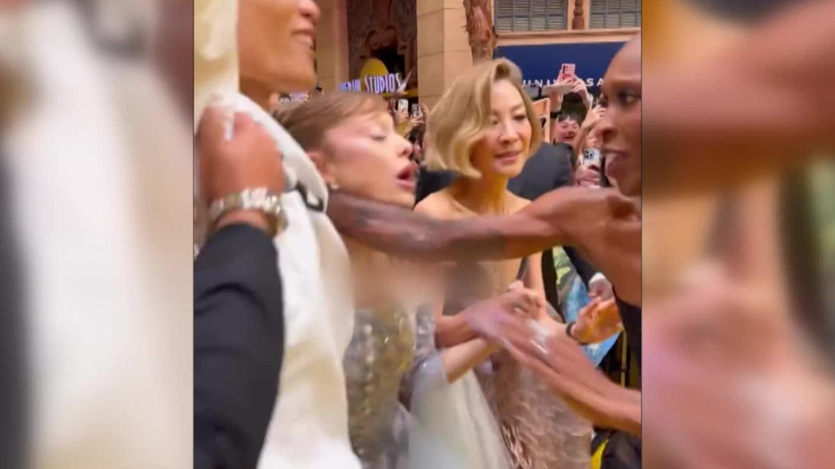 亞莉安娜遭詭男突襲！首映現場「上前搭肩」全場傻眼