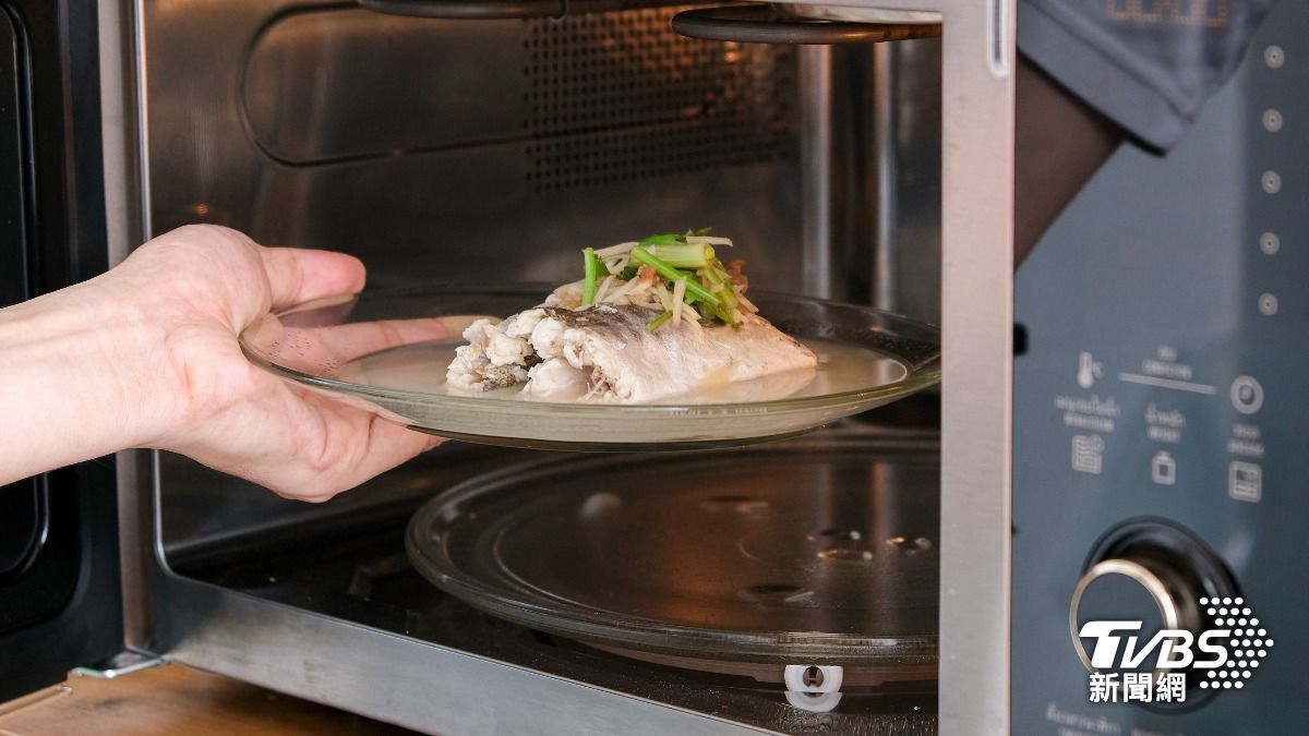 海鮮進微波爐超NG!受熱不均又有腥味 專家揭正確加熱法