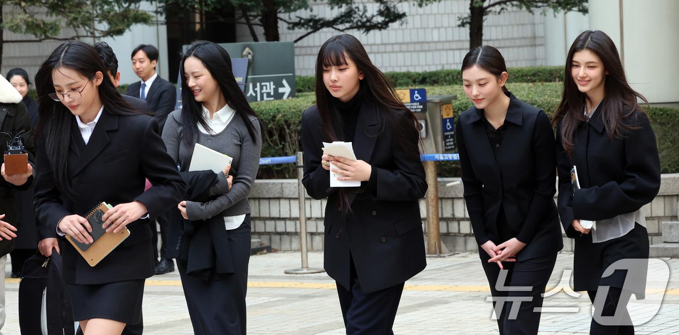 NewJeans之亂結束了!5成員放棄上訴 韓媒開酸Hanni跑去南極