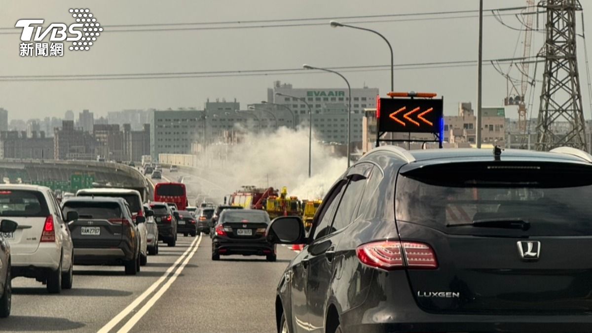 快訊／五楊高架南下47.3k火燒車　外線車道封閉搶救