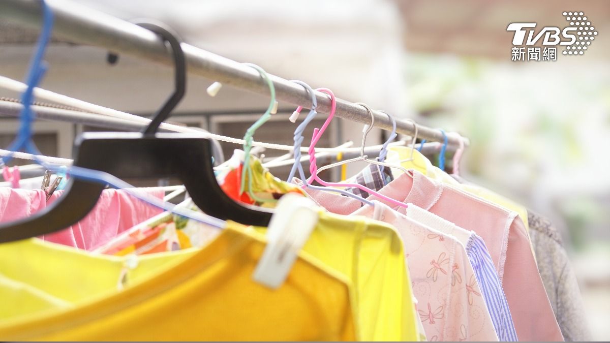 衣服曬不乾有臭味！4招「速乾法」急救　家中沒烘衣機必學