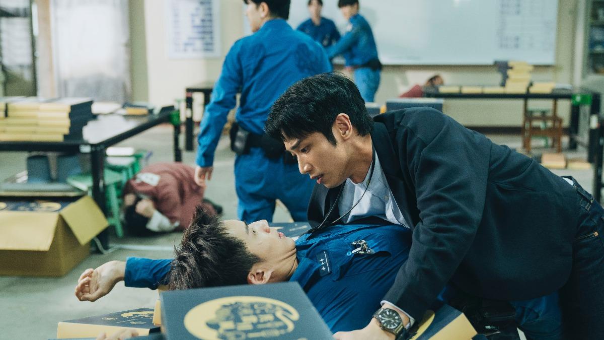 劉以豪初見面就霸氣桌咚！陳澤耀羞喊「壓到我下面了」畫面曝光