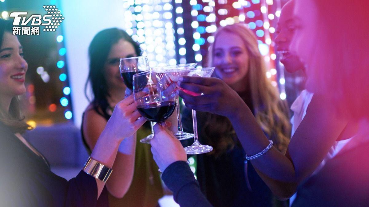 生日趴後3天辦喪禮！巴西26歲女網紅喝1公升「假威士忌」突身亡　