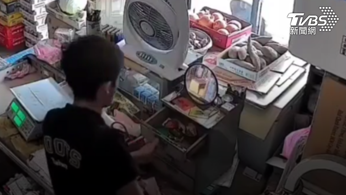 店門玻璃被敲破!新竹雜貨店3月內遭竊2次 店家嚇壞:我就在樓上