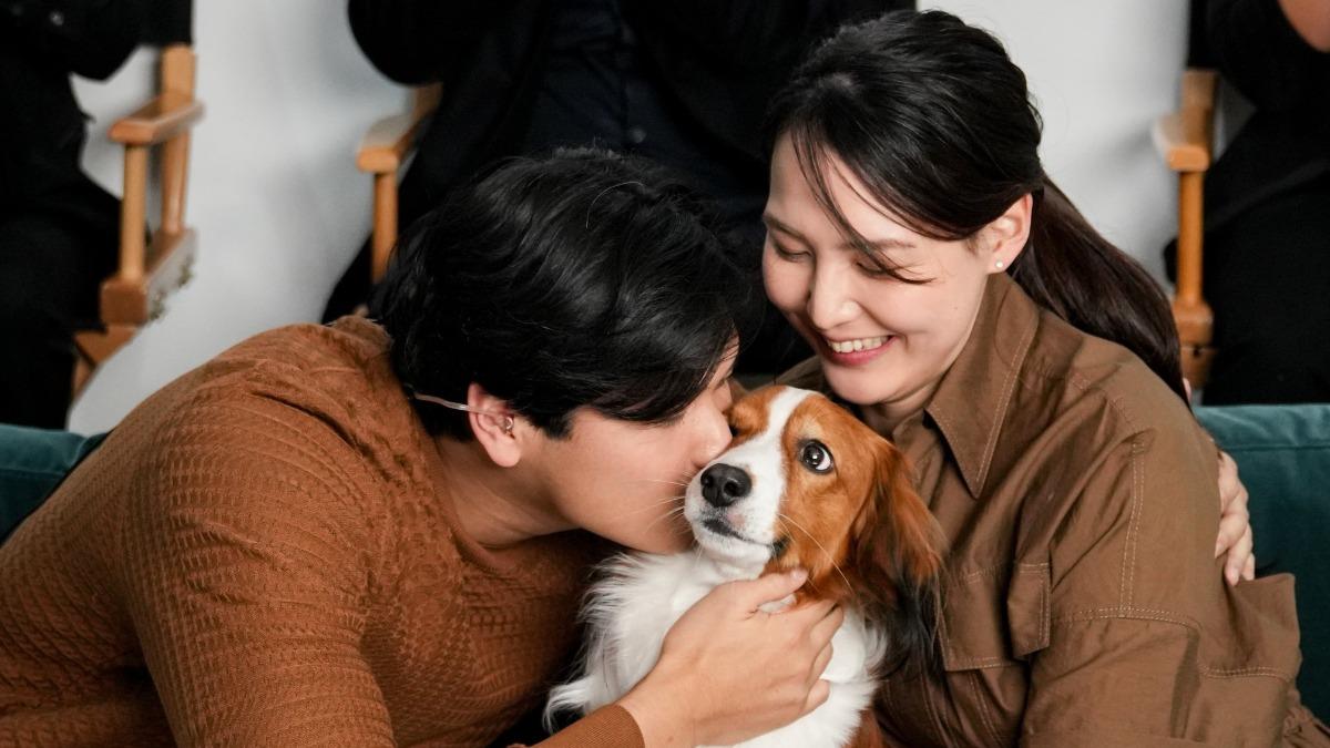 有片／全家穿同色！大谷奪MVP　直播中「摟妻親愛犬」閃瞎網友
