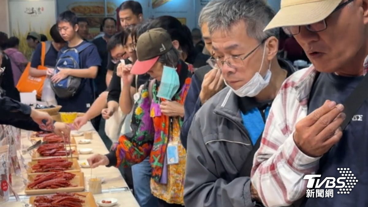 逛展變吃Buffet！　民眾瘋擠美食展「3餐全解決」