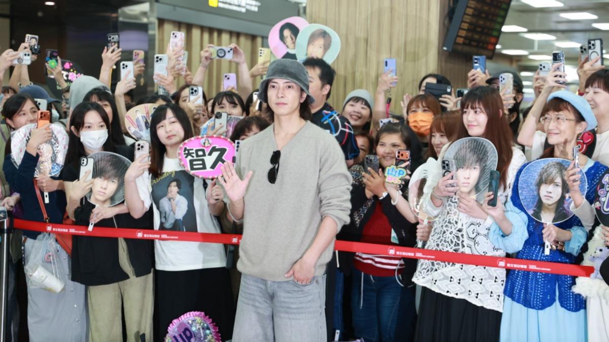 山下智久來了!700位粉絲接機「盛況曝光」 清晨卡位是真愛