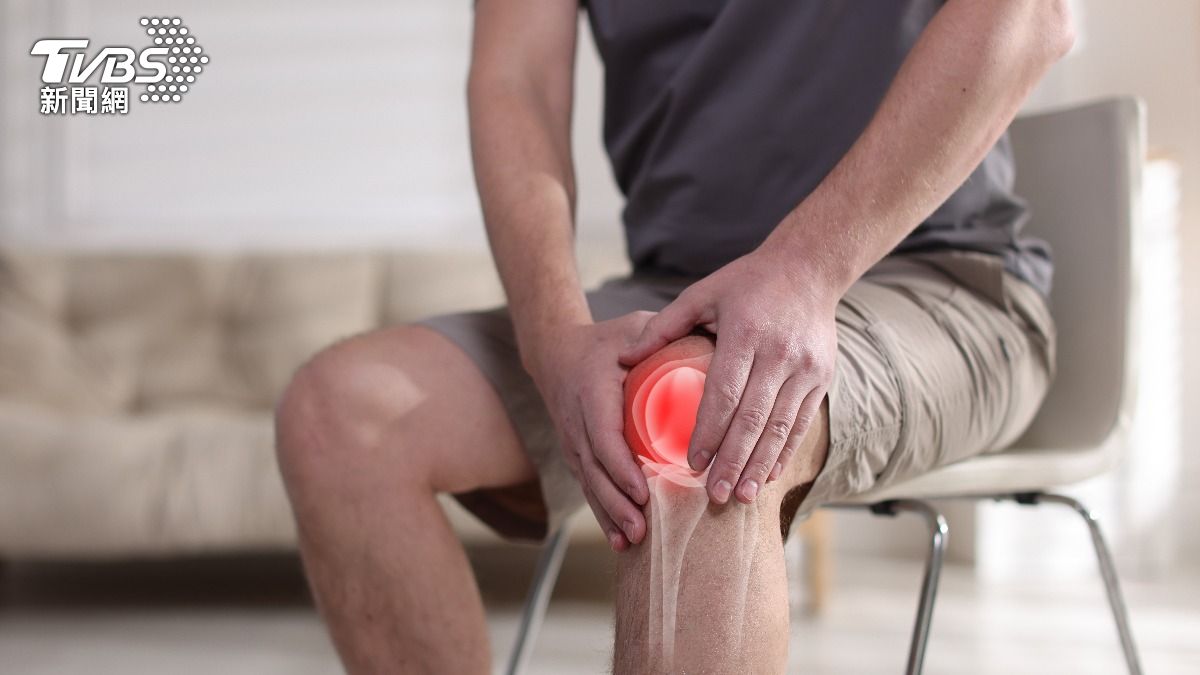 膝蓋咔咔響別輕忽!醫揭「5飲食地雷」年輕人中招:吃越多痛越快