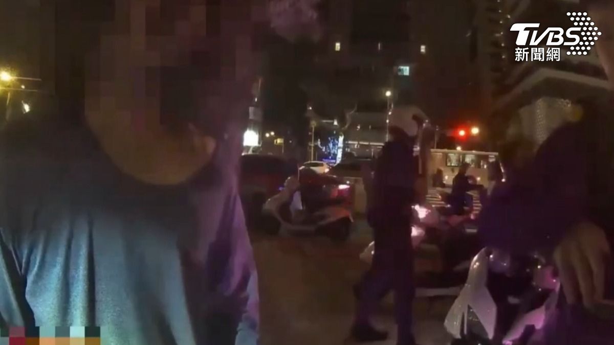 板橋街友晚間跟騷多女 熱心男勸阻反遭踹腳+鉛筆攻擊