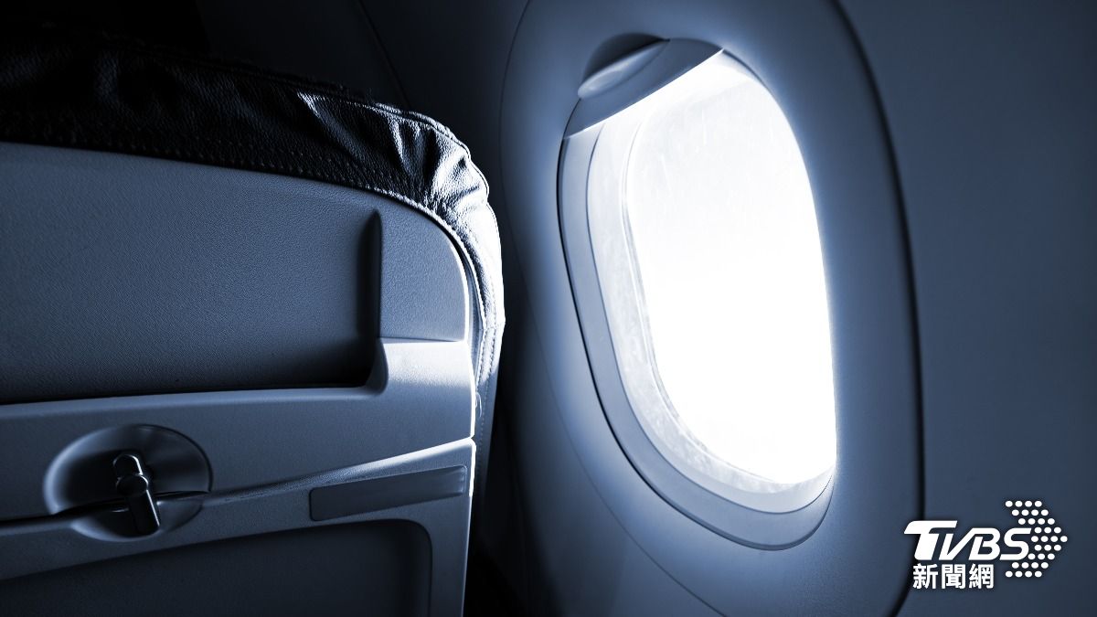 靠窗位變惡夢!男子搭機誤選「這座位」:簡直人間地獄