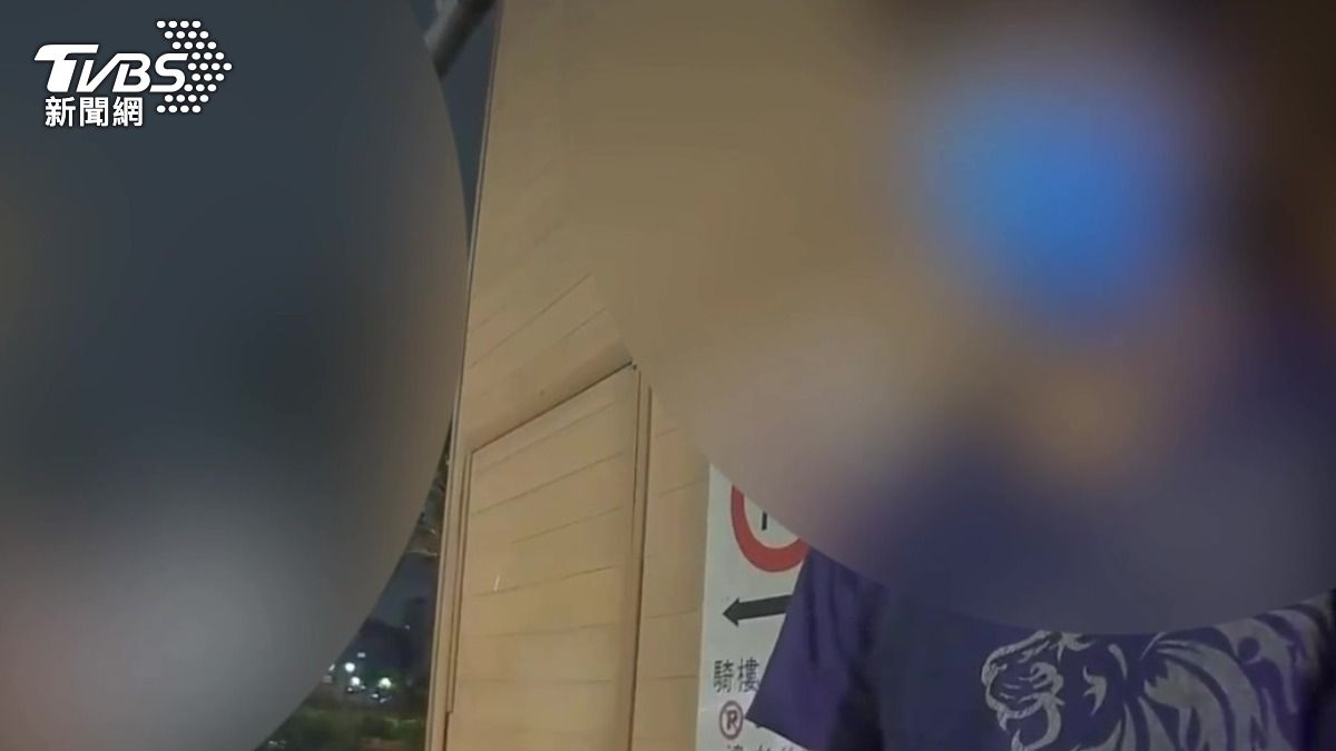 等紅燈遭偷拍裙底!22歲女業務受害 男手機藏20張照