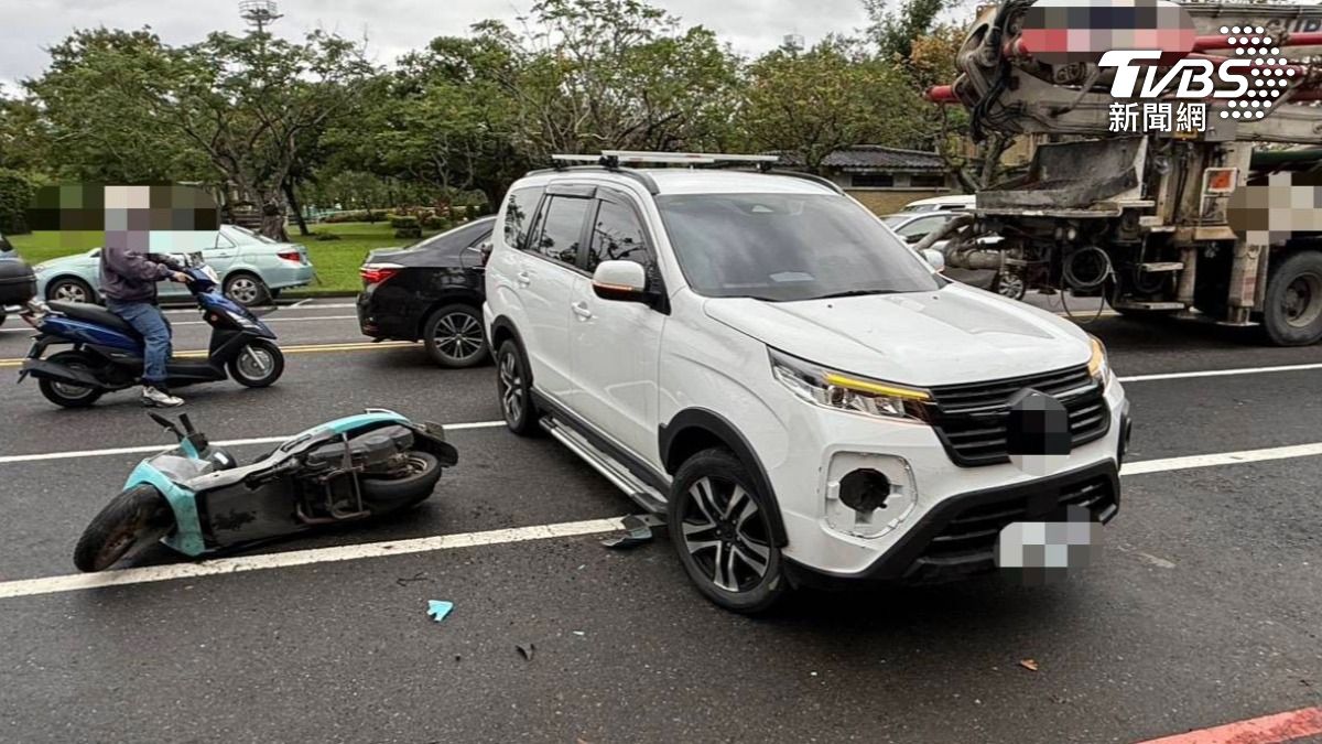 白車雙黃線迴轉撞機車！騎士左胸骨折　坐墊飛車殼碎滿地