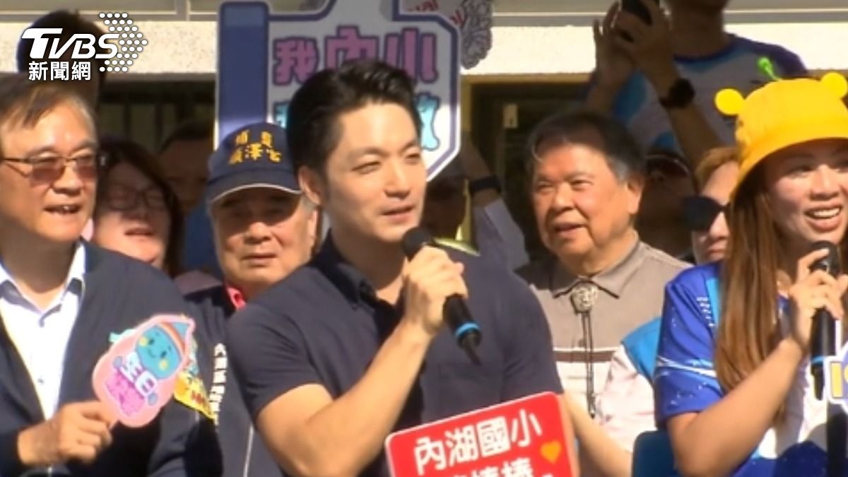 備戰! 吳怡農「街頭舉牌」 邀市民2分鐘聊北市