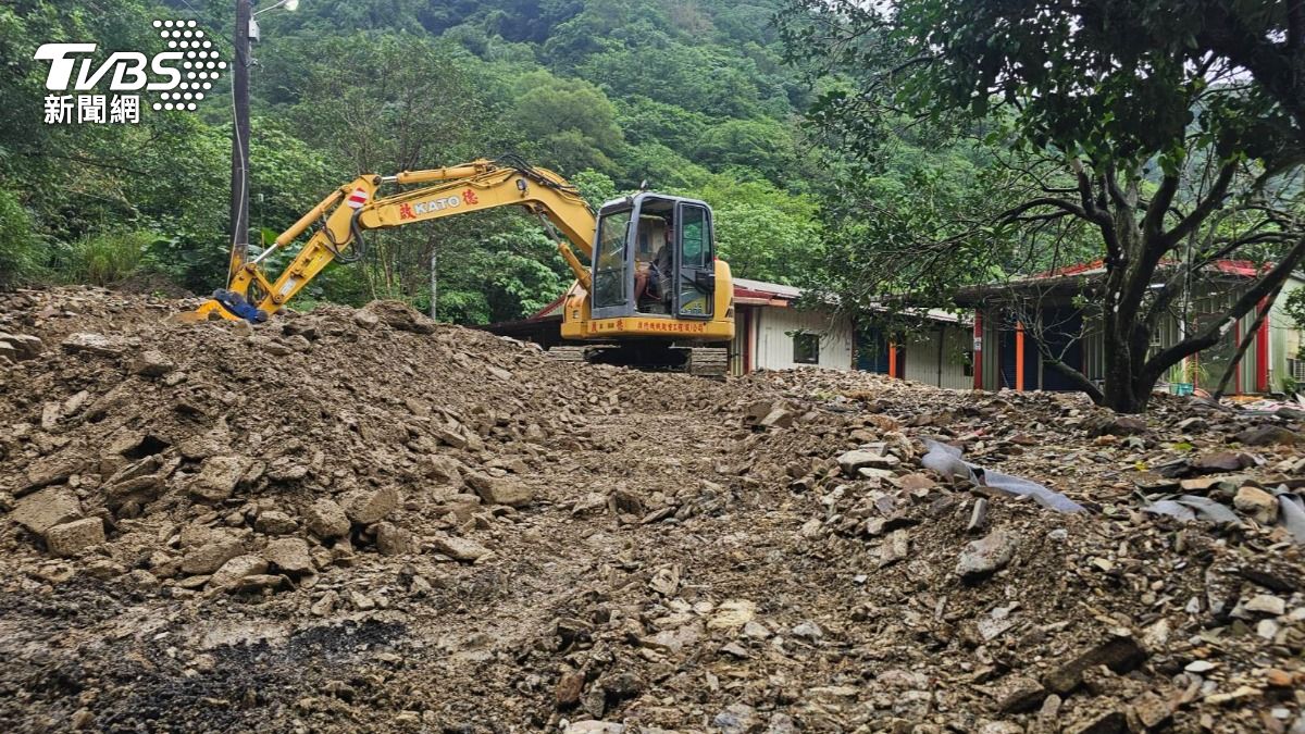 蘇澳永春里「土石滿布如山」　煙波飯店30車受困停車場