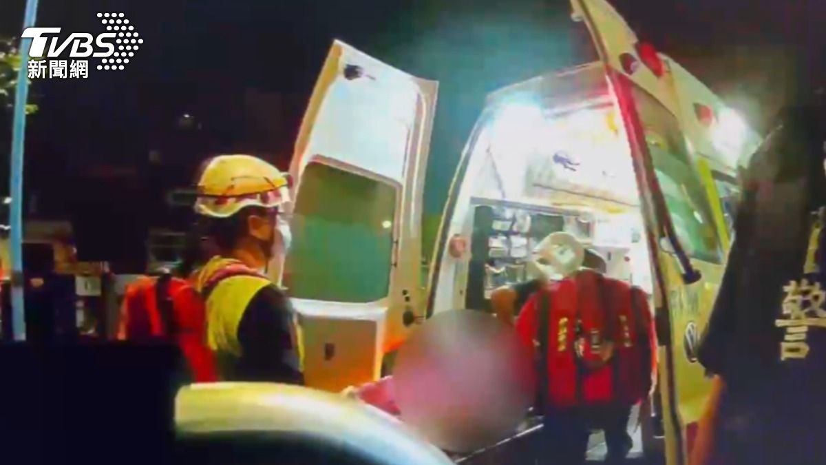 到瑞芳站拒下車!旅客失控坐地咆哮 勒頸、猛踢站務人員