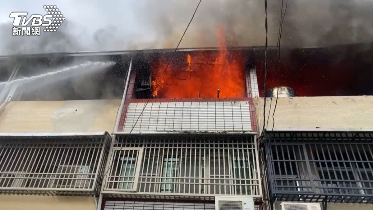 快訊/台南透天厝「燒一整排」鐵皮頂樓 烈焰吞噬毀5戶