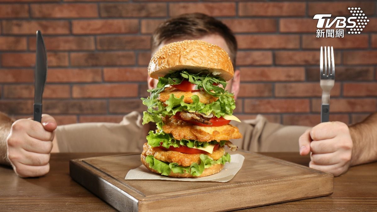 只為開玩笑!22歲男未咀嚼「一口吞漢堡」 昏迷送醫搶救