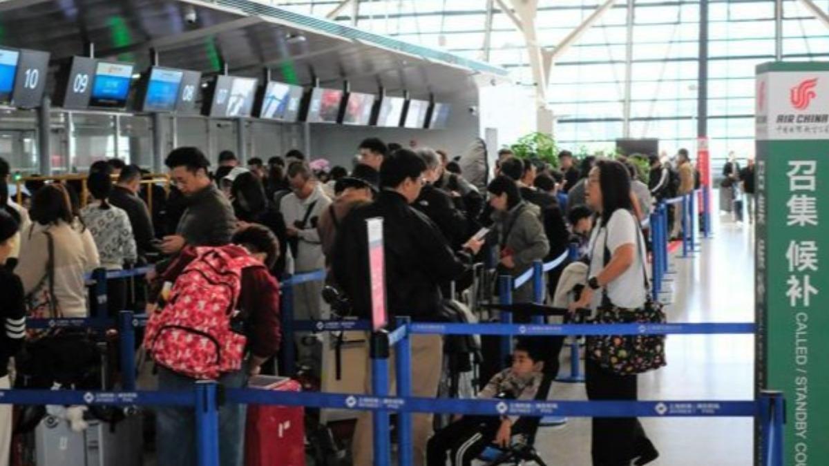 不甩赴日警示！上海機場飛大阪人潮洶湧　陸客：對政治沒興趣