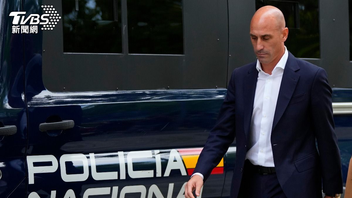 新書發表會被人砸蛋! 西班牙足協前主席曾捲「強吻風波」