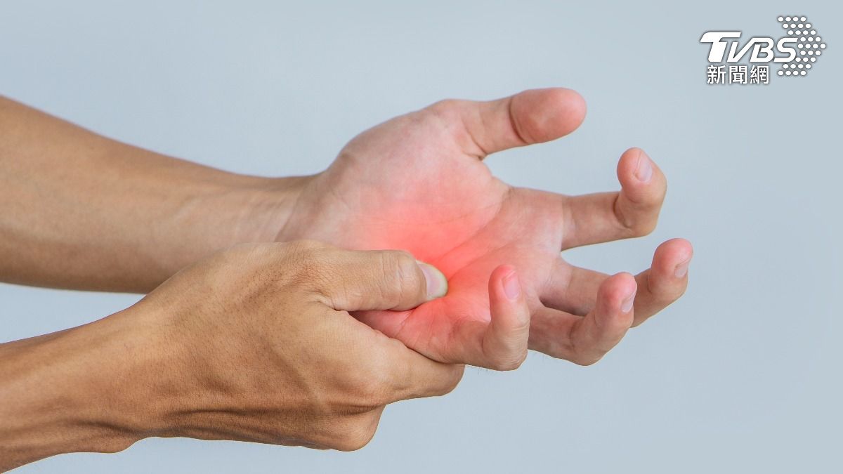 突得「板機指」手超痛！恐是慢性發炎惹禍　醫示警：3族群注意